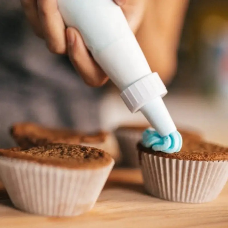 QLÚX IDEAS Poche à douilles réutilisables, stylo de décoration de gâteau, pour décorateurs de crème et de desserts avec 9 becs différents Blanc